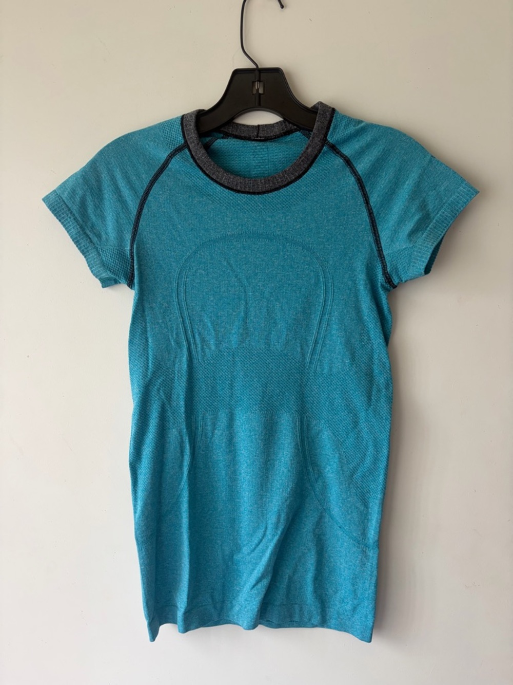 Lululemon Swiftly Tech Short Sleeve Crew Sz 4 turquoise with snag